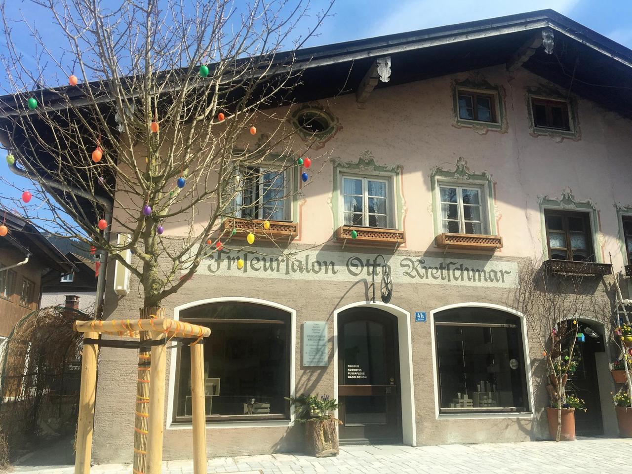 Hausfront des Friseursalons Kretschmar in Oberammergau