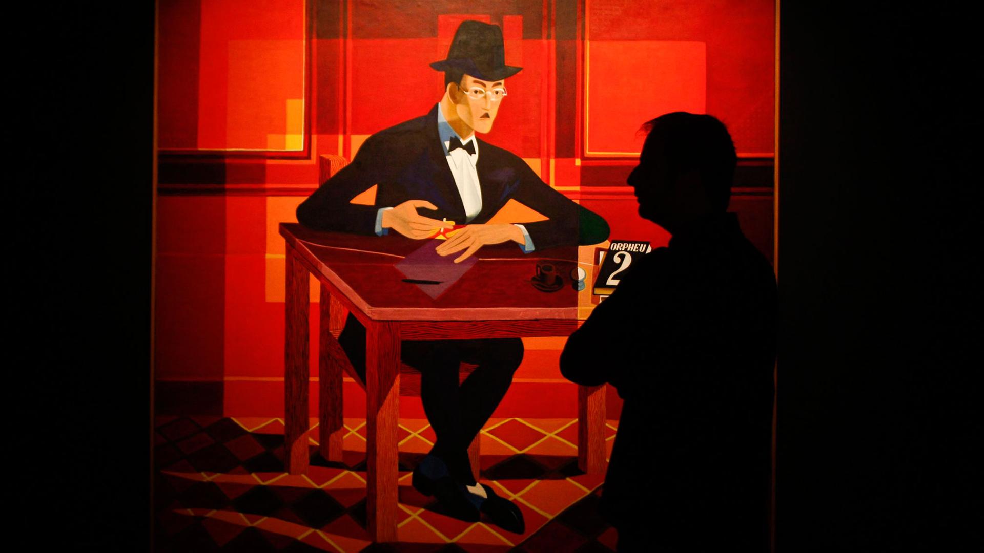 Ein Mann steht am 8.2.2012 in der Ausstellung "Vielfältig wie das Universum" über den Schriftsteller Fernando Pessoa in Lissabon vor einem Bild.