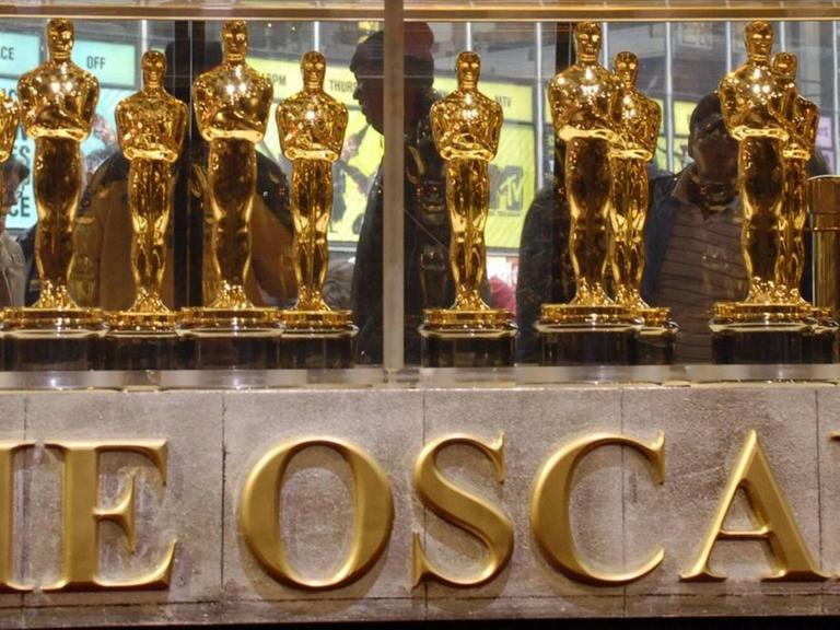 Das Foto zeigt viele goldene Oscar-Figuren.