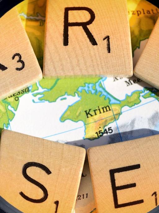 Karte der Krim und Schriftzug Krise unter der Lupe, Krim-Krise