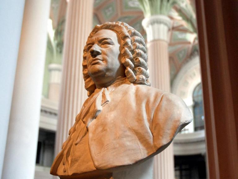 Eine Skulptur von Johan Sebastian Bach steht in der Leipziger Nikolaikirche.