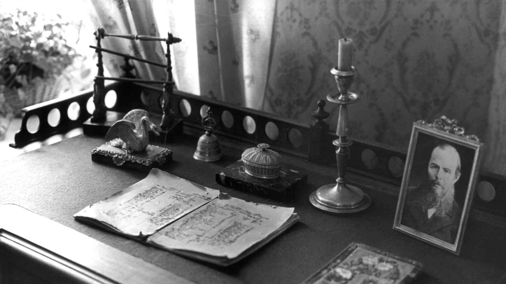 Der Schreibtisch des russischen Dichters Fjodor Michailowitsch Dostojewski im Museum in der Kusnetschni Straße in Sankt Petersburg. (Aufnahme vom Januar 1992). Dostojewski wurde am 11. November 1821 in Moskau geboren und starb am 9. Februar 1881 in St. Petersburg. Zu seinen bekanntesten Werken gehören "Die Brüder Karamasow", "Schuld und Sühne" und "Der Idiot".