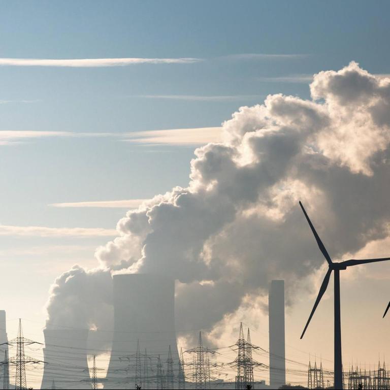 Kohlekraftwerk Niederaußem mit Windpark 