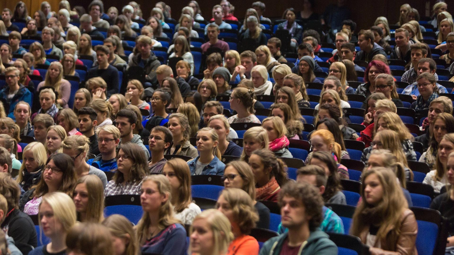 Begrüßung der Erstsemester an der Westfälische-Wilhelms-Universität in Münster. 5400 Studenten haben zum Wintersemester 2014/2015 ihr Studium aufgenommen