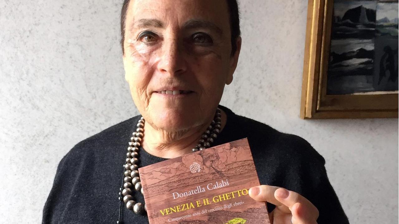 Donatella Calabi, Professorin für Architekturgeschichte, zeigt ihr neues Buch "Venedig und das Ghetto".