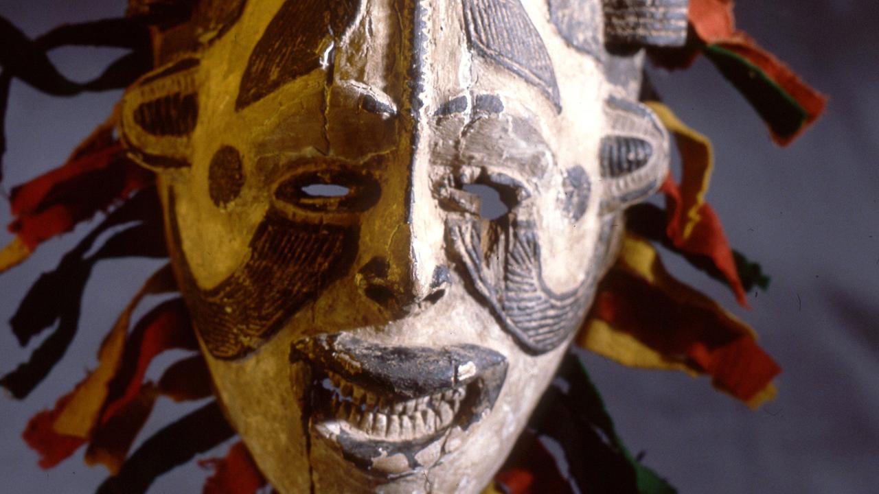 Igbo-Maske aus Nigeria, die für Feste und Beerdigungen verwendet wurde.