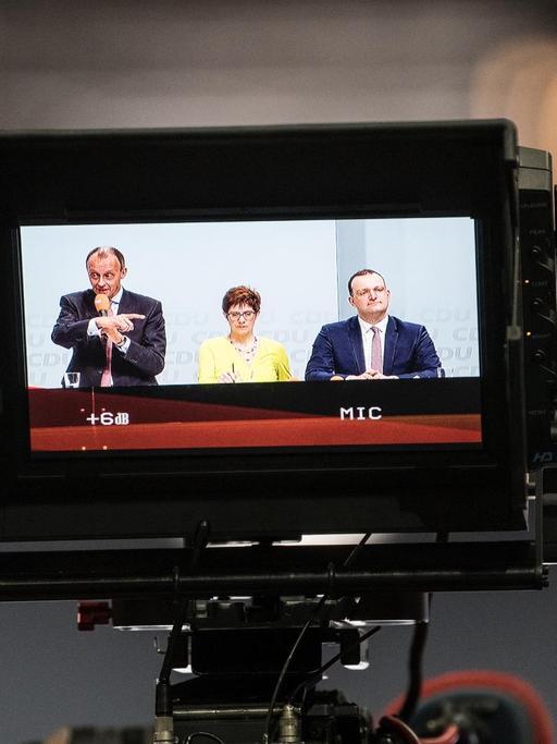 Der ehemalige Unionsfraktionschef Friedrich Merz, Generalsekretärin Annegret Kramp-Karrenbauer und Gesundheitsminister Jens Spahn sind während einer Regionalkonferenz der CDU auf einem Monitor einer Fernsehkamera zu sehen.