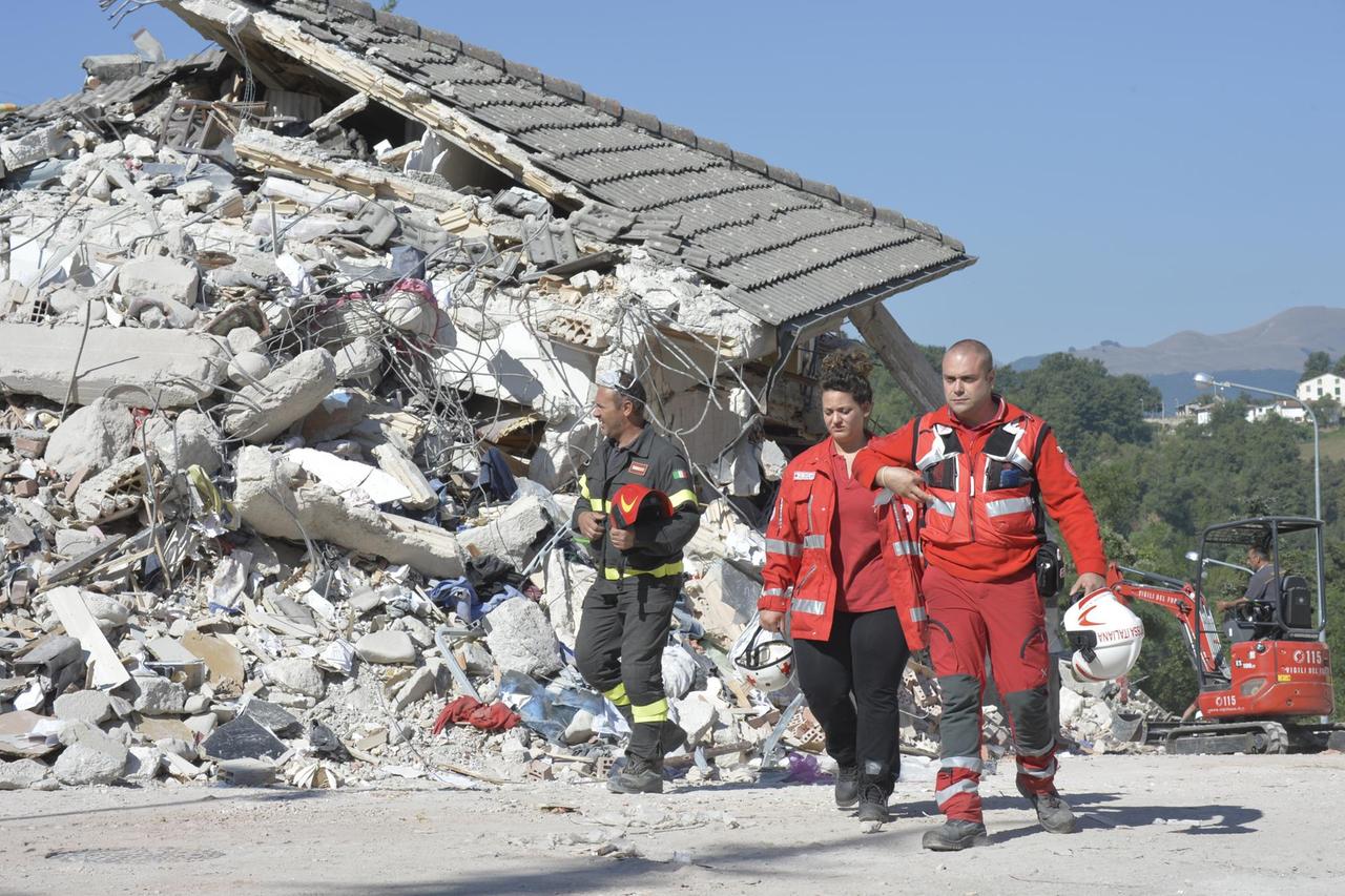 Rettungskräfte in den Trümmern eines zerstörten Hauses im Zentrum der italienischen Stadt Amatrice am 26. August 2016, zwei Tage nach dem schweren Erdbeben.