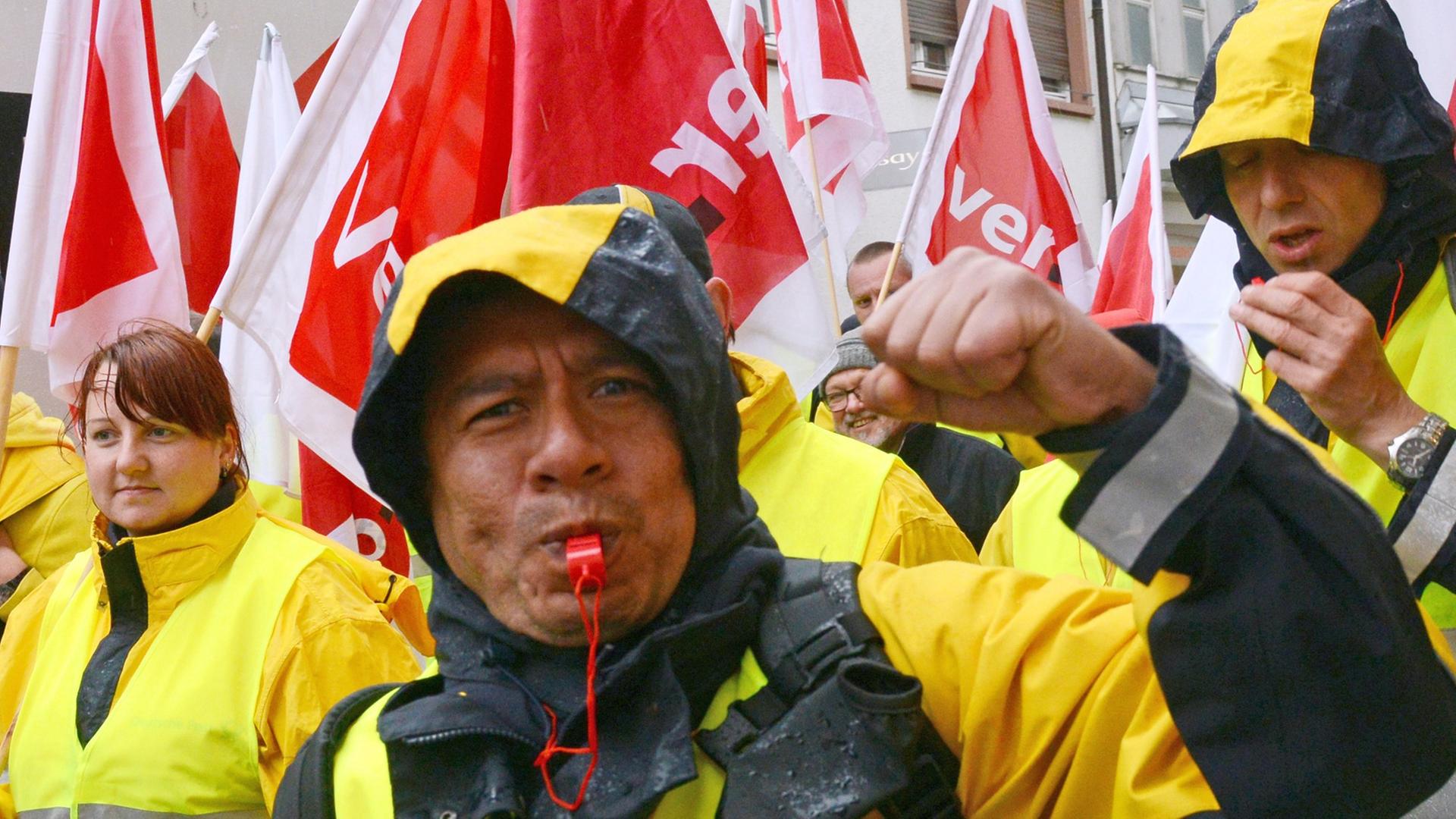 Mitarbeiter der Deutschen Post laufen am 02.04.2015 mit Bannern und Fahnen durch die Innenstadt von Freiburg Mitarbeiter der Deutschen Post laufen am 02.04.2015 mit Bannern und Fahnen durch die Innenstadt von Freiburg