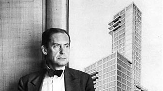 Der Architekt Walter Gropius steht am 15. Mai 1933 in Berlin neben einer Zeichnung des Chicago Tribune Gebäudes.