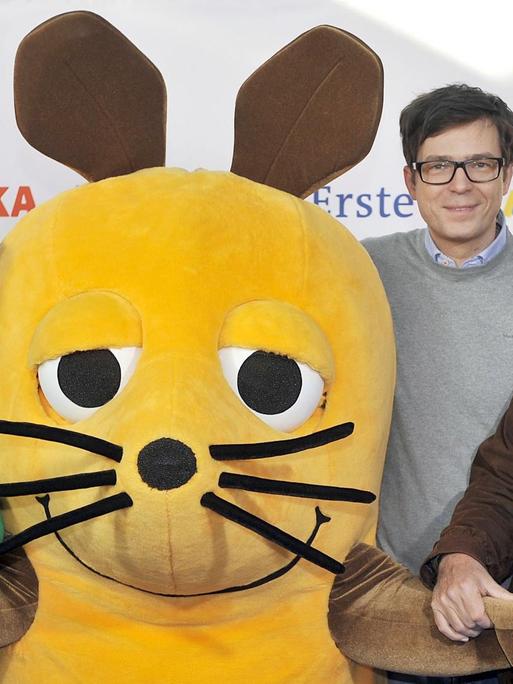 Die langjährigen Moderatoren der "Sendung mit der Maus": Christoph Biemann, Ralph Caspers und Armin Maiwald posieren mit der Maus.