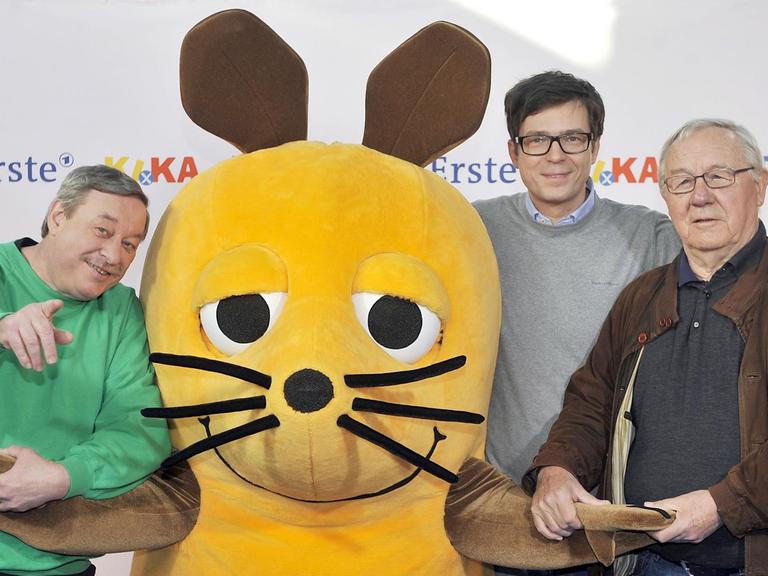 Die langjährigen Moderatoren der "Sendung mit der Maus": Christoph Biemann, Ralph Caspers und Armin Maiwald posieren mit der Maus.