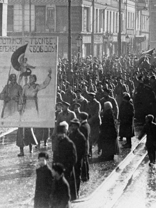 Februar 1917: Die Einwohner Petrograds beteiligen sich an Demonstrationen.