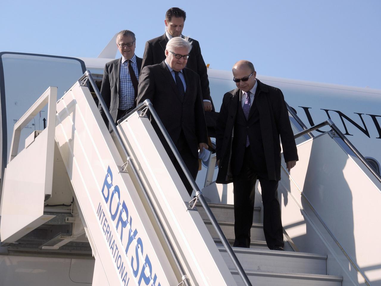 Außenminister Frank-Walter Steinmeier (SPD) kommt am 22.03.2014 auf dem Flughafen Boryspil in Kiew an und geht die Treppe vor seinem Flugzeug herunter.
