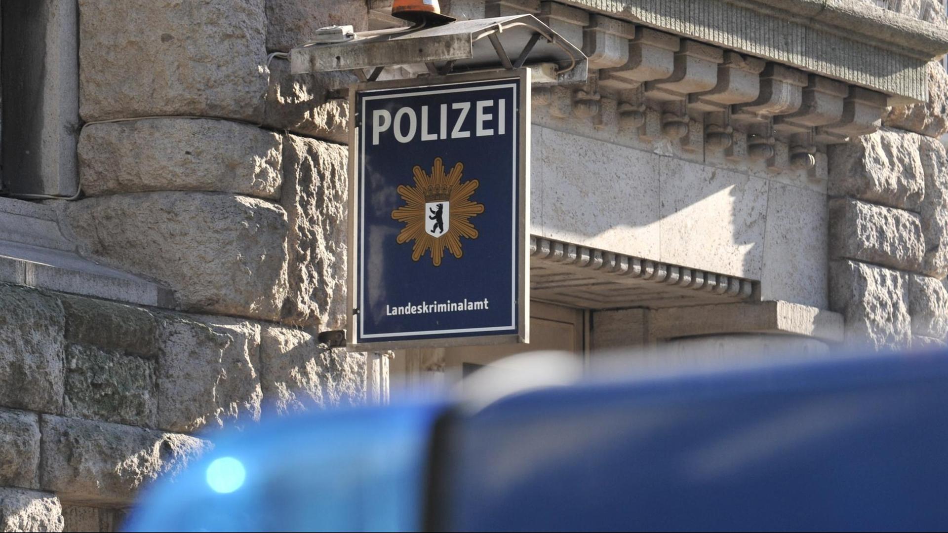 Ein Polizeiwagen steht vor dem Landeskriminalamt in Berlin.