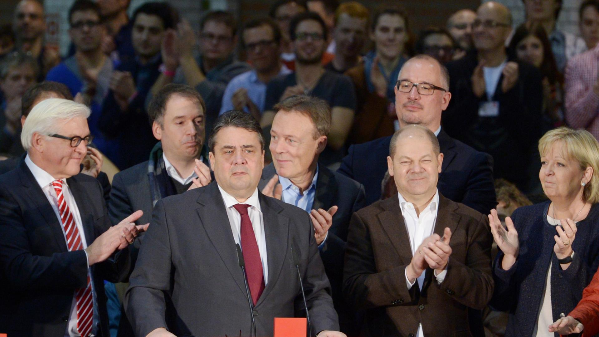 Sigmar Gabriel verkündet das Ergebnis des SPD-Votums