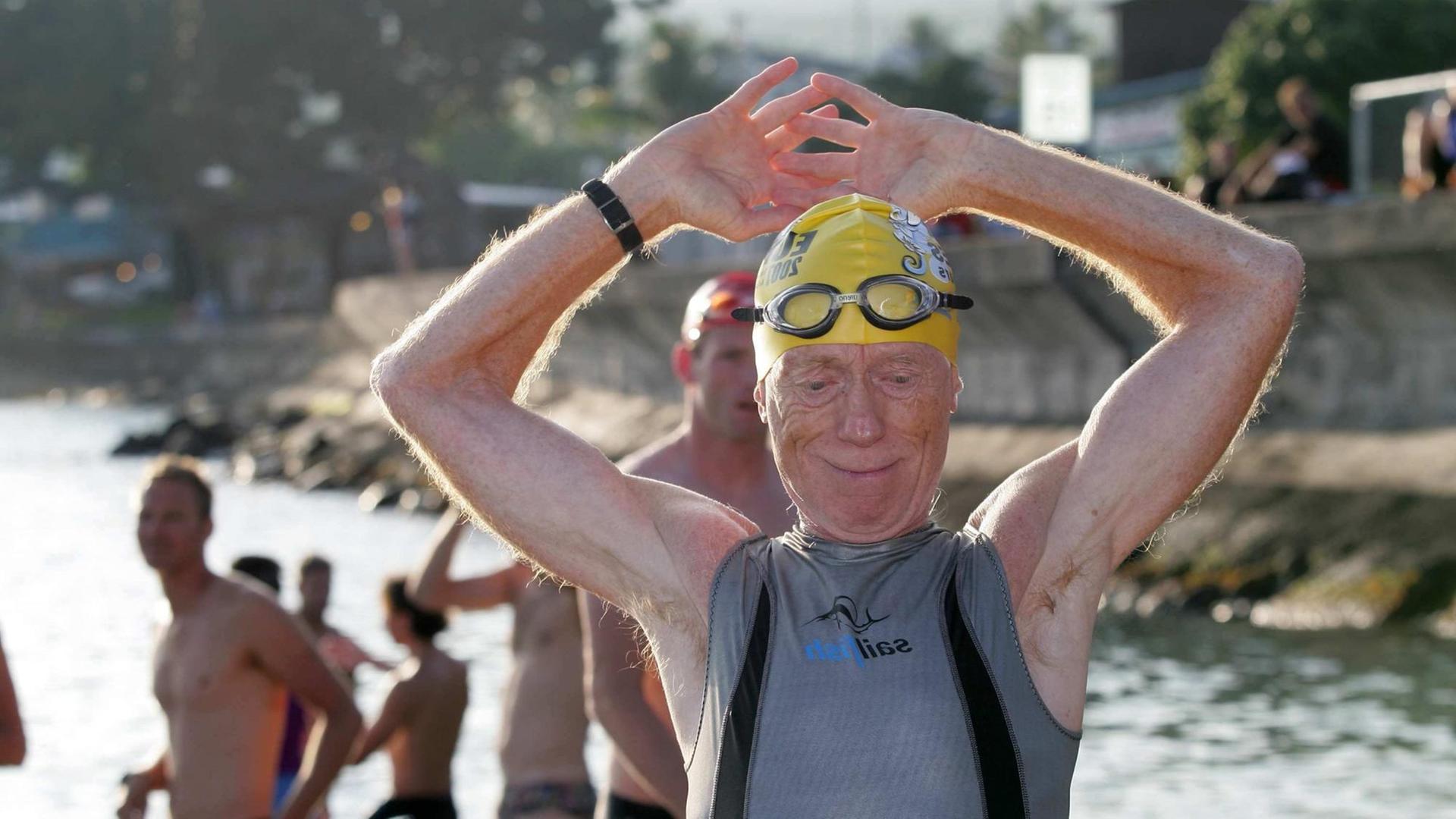 Der Berliner Heinz Sowinski beim Schwimmtraining am Dienstag (09.10.2007) in der Kailua Kona, Hawaii. Der 70-jährige ist der älteste Deutsche Teilnehmer an der Ironman-Triathlon-WM auf Hawaii.
