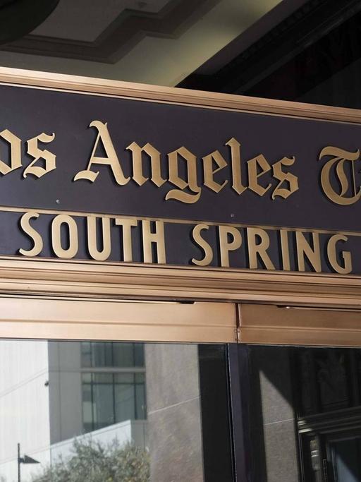 Die Eingangstür zur "Los Angeles Times", Los Angeles, Kalifornien.