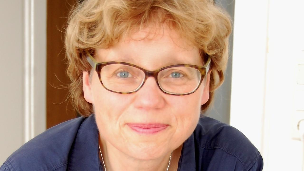 Andrea Roedig ist Philosophin und Publizistin. Sie ist Mitherausgeberin der österreichischen Kultur- und Literaturzeitschrift "Wespennest". 2015 erschien ihr Buch "Bestandsaufnahme Kopfarbeit" zusammen mit Sandra Lehmann im Klever-Verlag.
