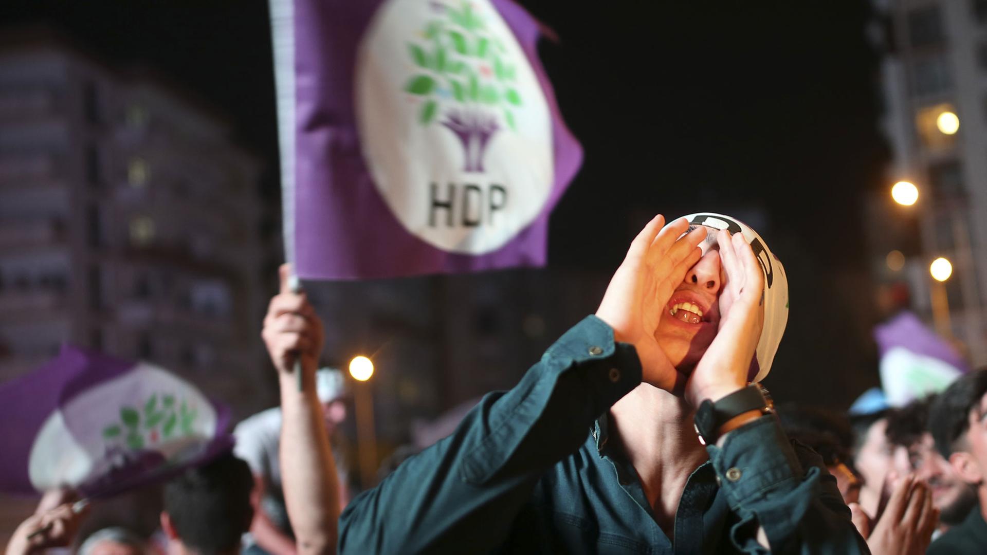 Unterstützer und Unterstützerinnen der pro-kurdischen Oppositionspartei HDP feiern am 24. Juni 2018 in der Stadt Diyarbakir im Südosten der Türkei nach der Wahl den Einzug ins Parlament.