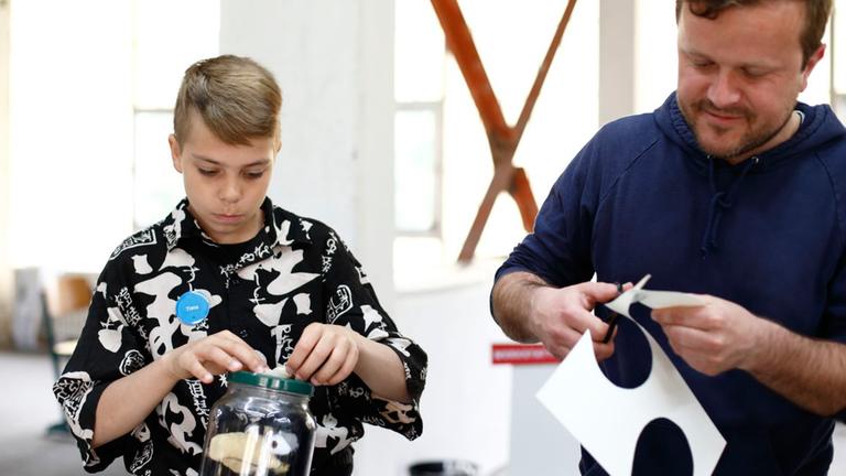 Der bosnische Künstler Edin Bajric gestaltete gemeinsam mit den Kindern die Ausstellung "Unter meinem Dach", die bis 16.8.2015 in der Art Gallery der Nord LB gezeigt wird.