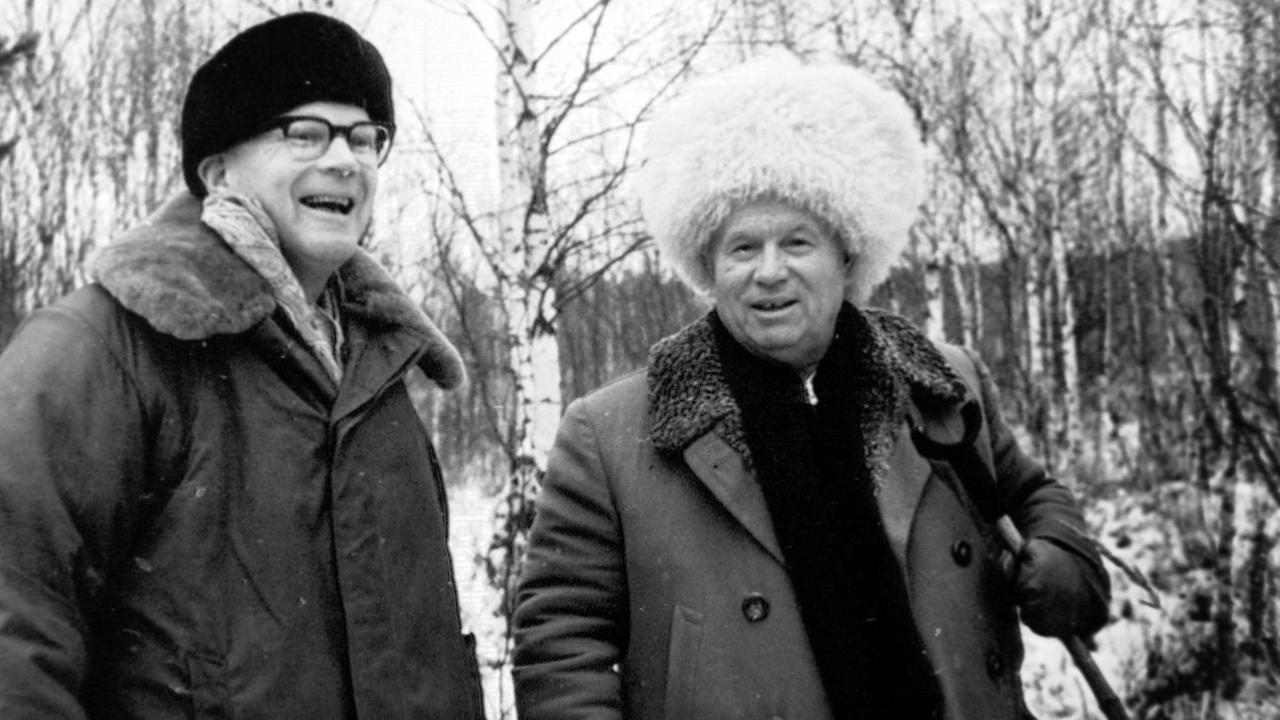 Regierungschef Nikita Sergejewitsch Chruschtschow und Finnlands Präsidenten Kekkonen (l.) bei der Jagd