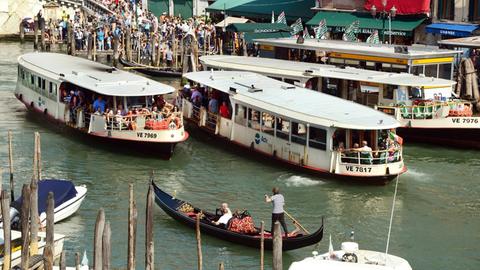 Eine Gondel fährt in Venedig neben Vaporetti auf dem Canal Grande, aufgenommen am 07.09.2014.