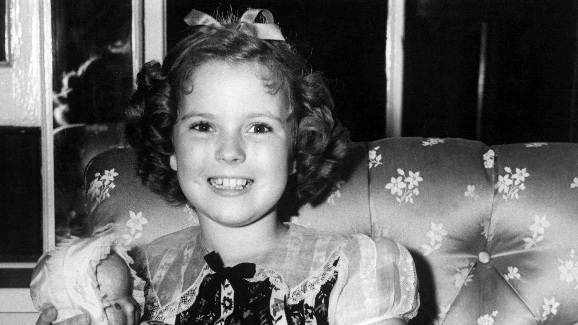 Der Kinderstar Shirley Temple im Jahr 1938. Am 23.4.2003 feiert Temple ihren 75. Geburtstag. In über 40 Filmen spielte sie mit, doch die meisten davon hatte sie bereits abgedreht, bevor sie ihren 10. Geburtstag feierte. Von 1935 ab war sie einige Jahre la