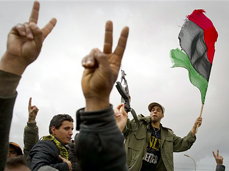 Libysche Rebellen zeigen das Victory-Zeichen.