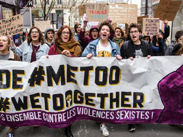 Eine Gruppe von Frauen bei einer #MeToo-Demonstration am Place de Republique in Paris. Vor sich her tragen sie ein Banner auf dem steht: De #metoo à #wetoogether.