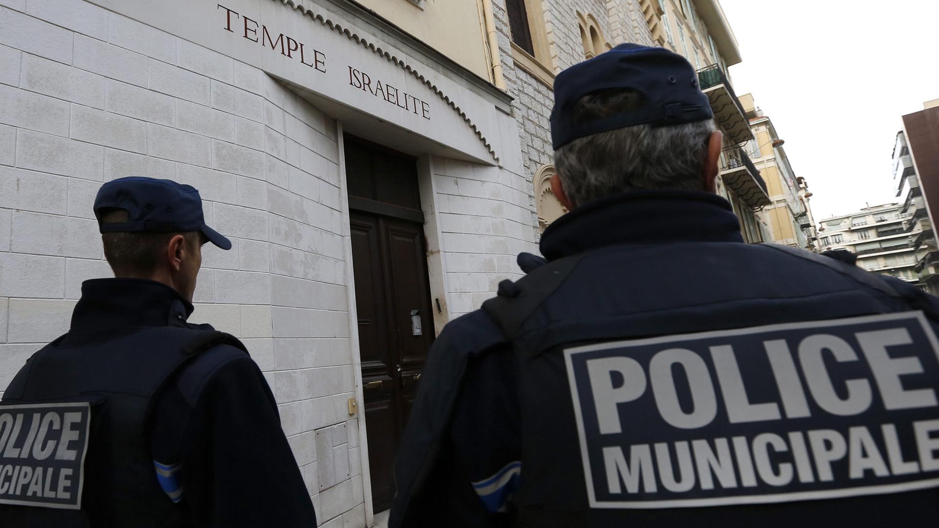 Französische Polizisten schützen eine Synagoge in Nizza