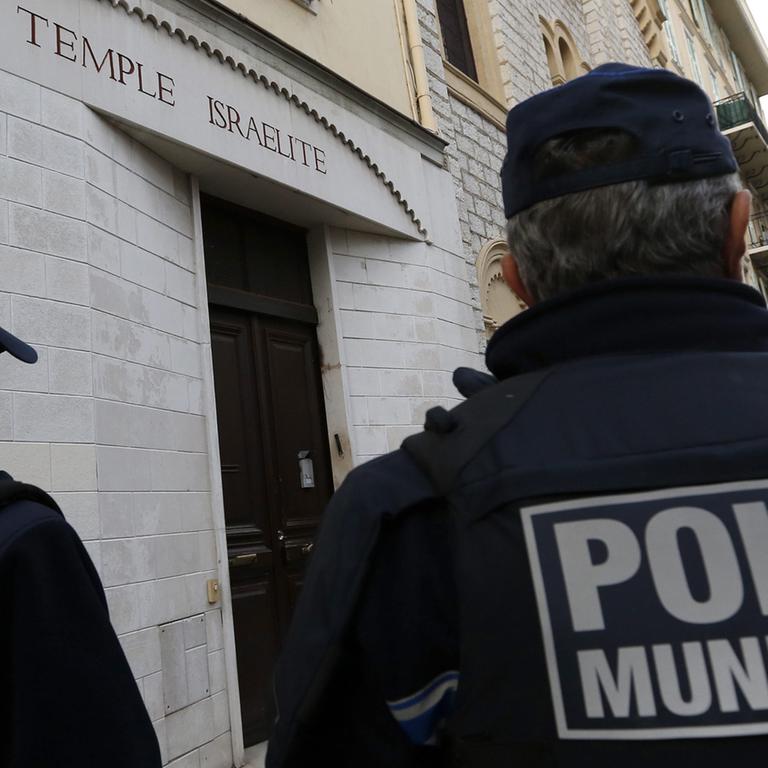 Französische Polizisten schützen eine Synagoge in Nizza 