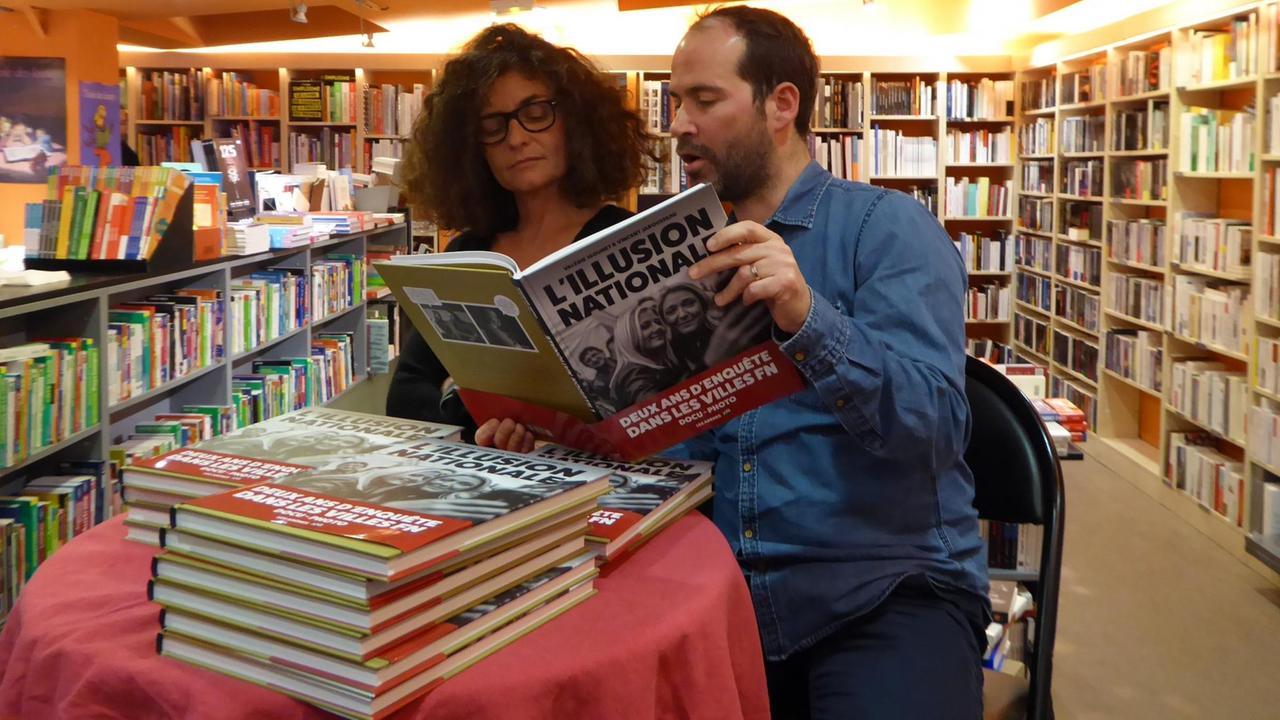 Die Historikerin Valérie Igounet und der Fotograf Vincent Jarousseau stellen ihren Fotoroman über den Front National vor.