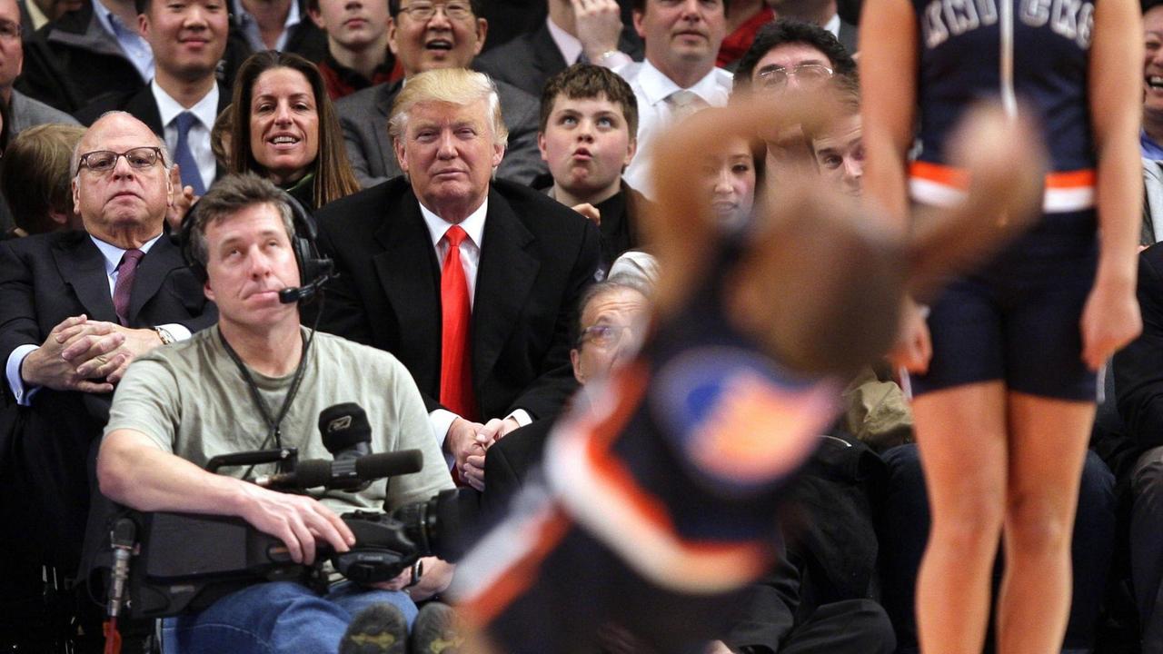 Donald Trump schaut sich ein Basketball-Spiel der New York Knicks gegen die Milwaukee Bucks im Madison Square Garden in New York City im März 2012 an. 
