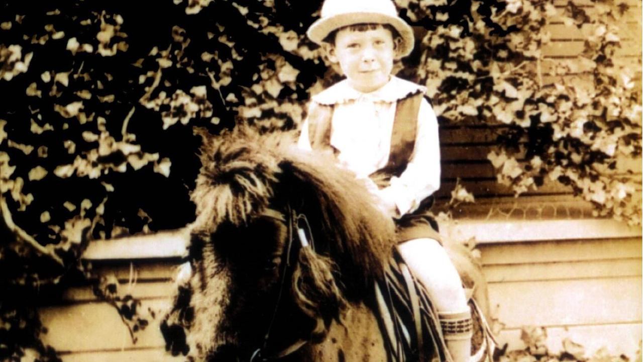 Ein historisches Kindheitsfoto von Charles Bukowski, er reitet auf einem Pony.