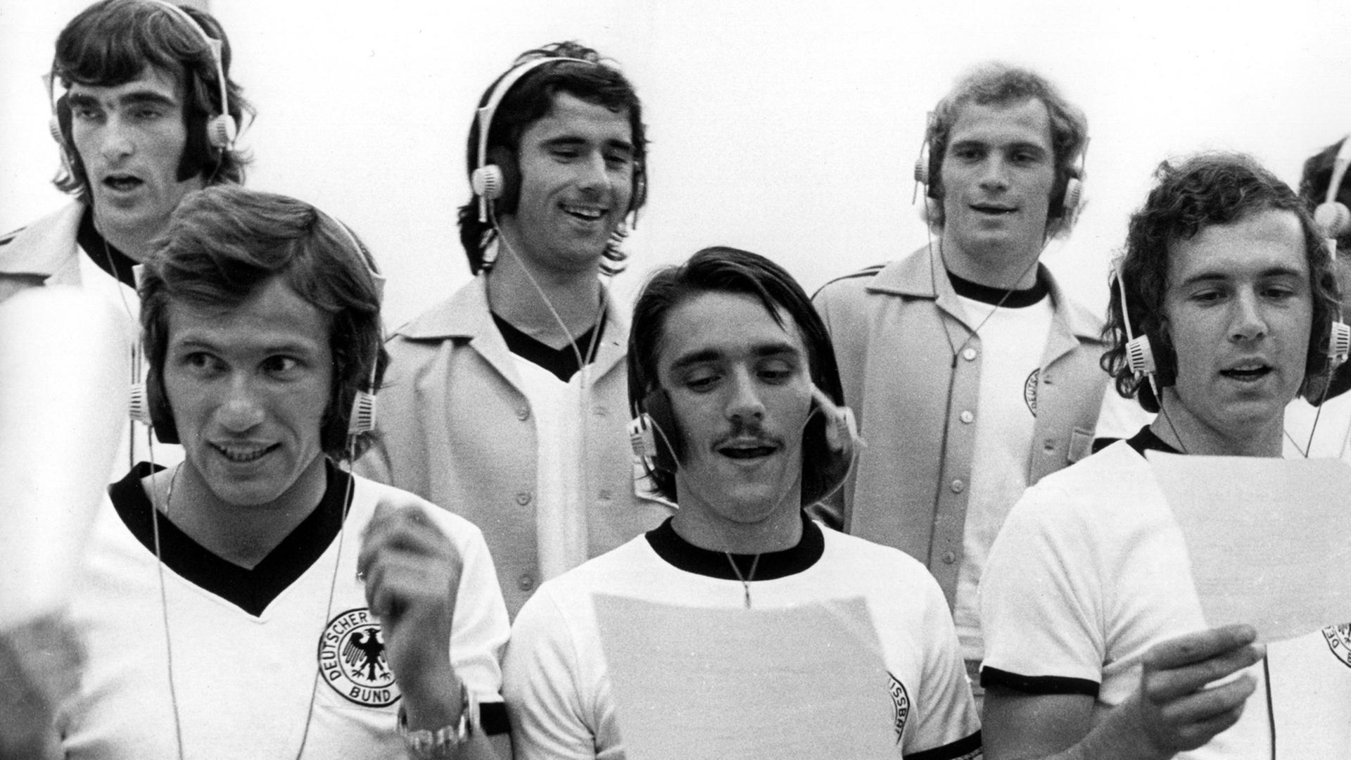 Im Tonstudio 1973: Hintere Reihe (v.l.): Bernd Franke, Gerd Müller, Uli Hoeneß; Vordere Reihe (v.l.): Jupp Heynckes, Josef Kapellmann, Franz Beckenbauer
