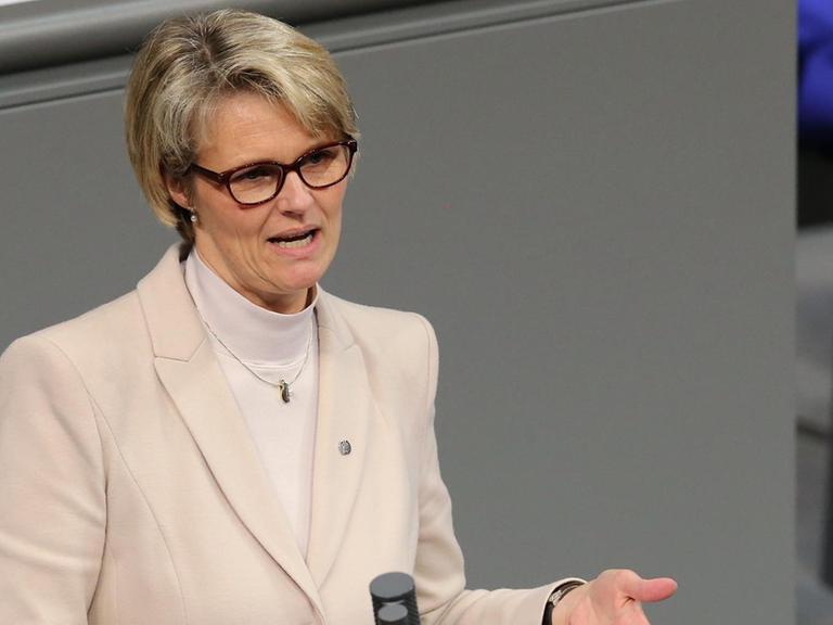 Bundesbildungsministerin Karliczek (CDU) erklärt im Bundestag die Schwerpunkte ihrer Arbeit