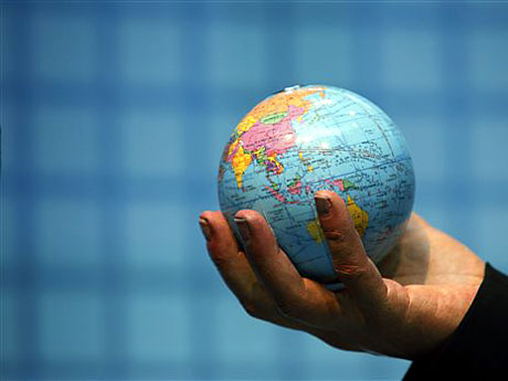 Eine Hand hält einen Globus.