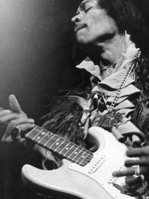 Jimi Hendrix spielt eine Fender Stratocaster-E-Gitarre.
