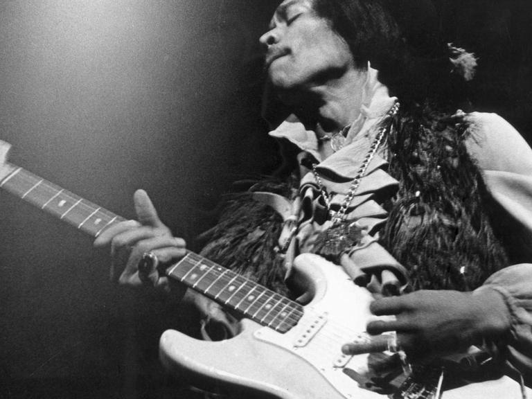 Jimi Hendrix spielt eine Fender Stratocaster-E-Gitarre.