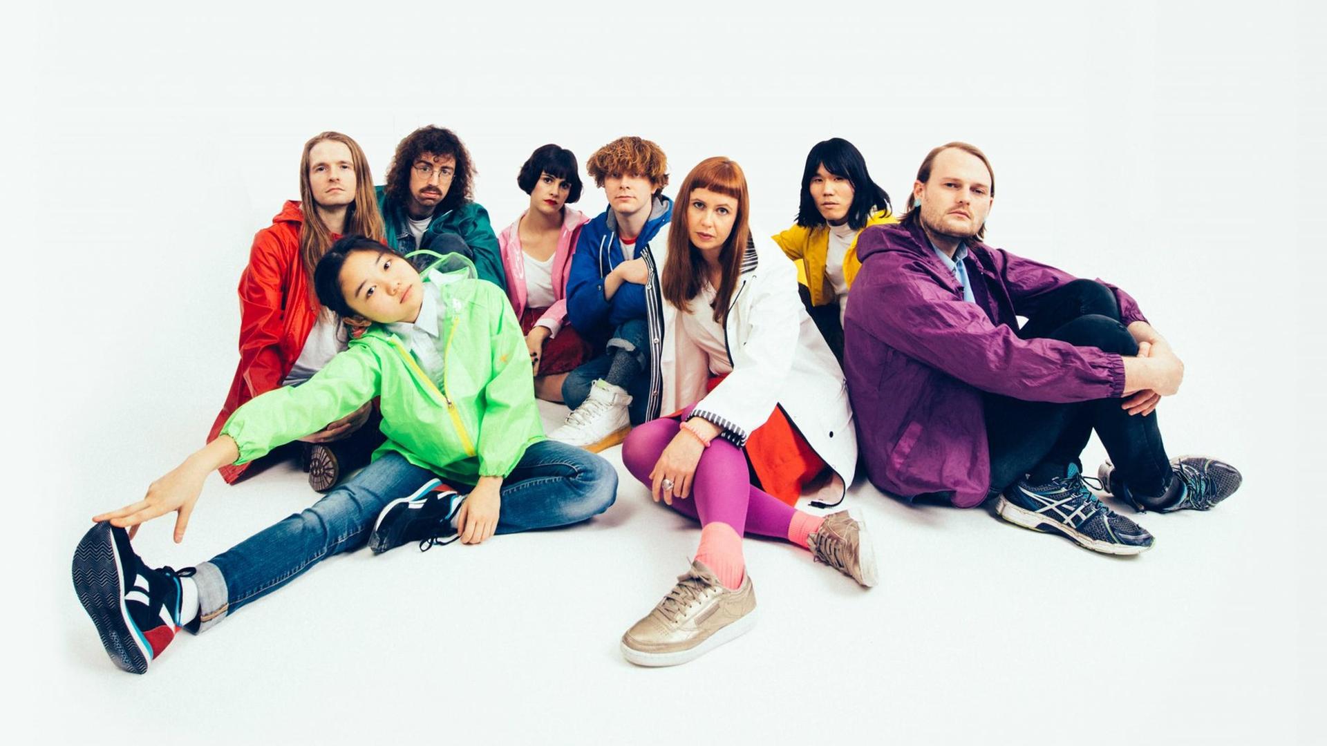 Die Mitglieder der Band Superorganism - vier Frauen und vier Männer in trashigen Klamotten