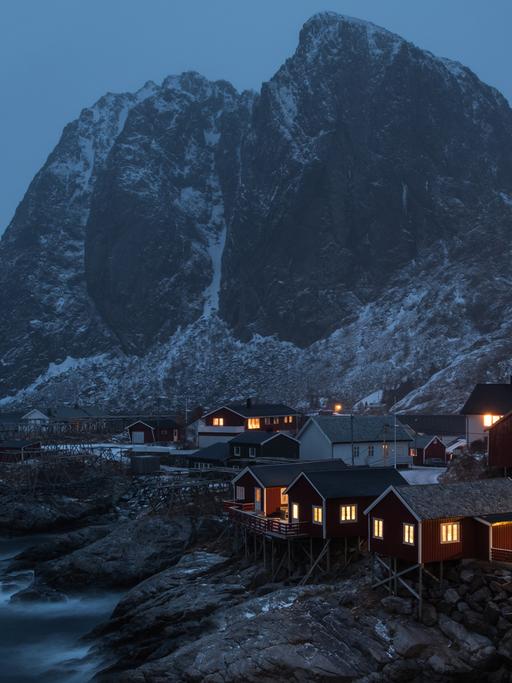 Als Annies Leiche gefunden wird, kommt das Leben in dem kleinen norwegischen Dorf durcheinander.