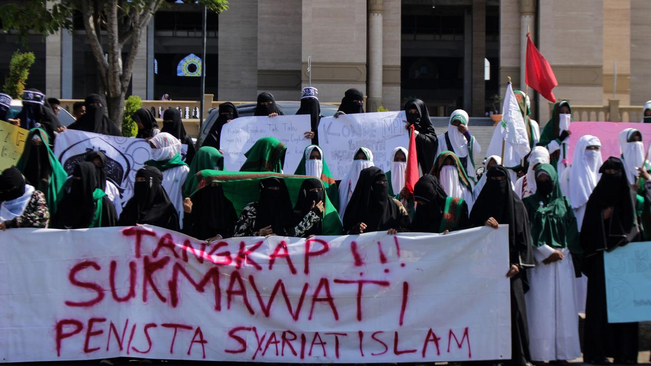 Muslime der Islamic Defenders Front (FPI) protestieren im April 2018 in Aceh.
