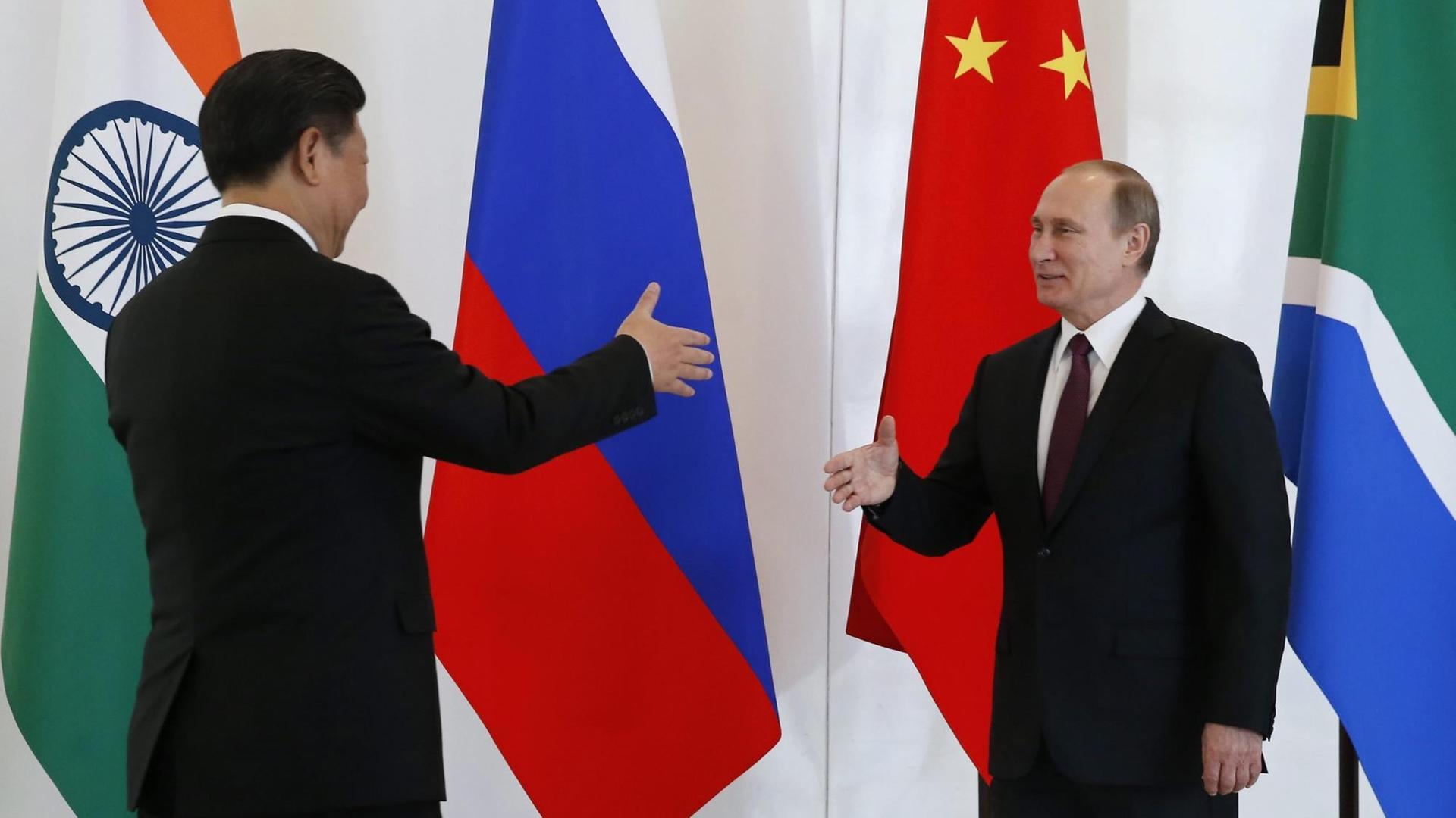Der russische Präsident Wladimir Putin und der chinesische Präsident Xi Jinping begrüßen sich auf dem Treffen der BRICS-Staaten vor dem G20-Gipfel in Antalya.