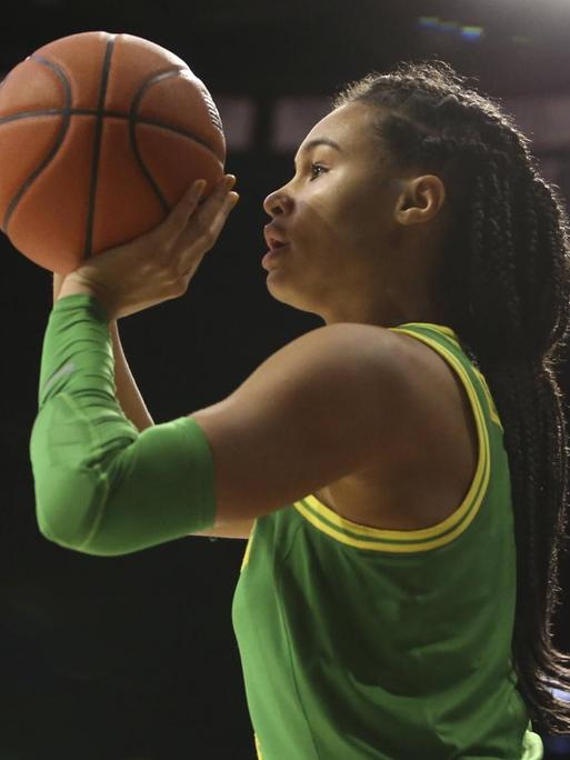 Die Basketball-Spielerin Satou Sabally spielte bislang für die Oregon Ducks.