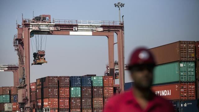 Ein Hafenarbeiter im Containerhafen von Bandar Abbas im Iran.