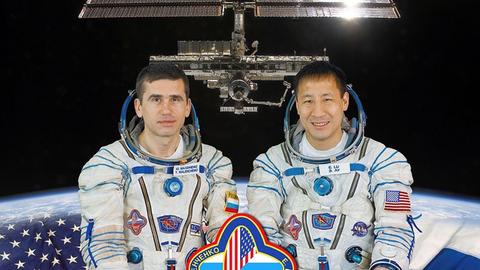 Das offizielle Crewfoto der Expedition 7 mit Juri Malenchenkow und Ed Lu, der bei der Hochzeit im Weltraum Trauzeuge war (NASA)