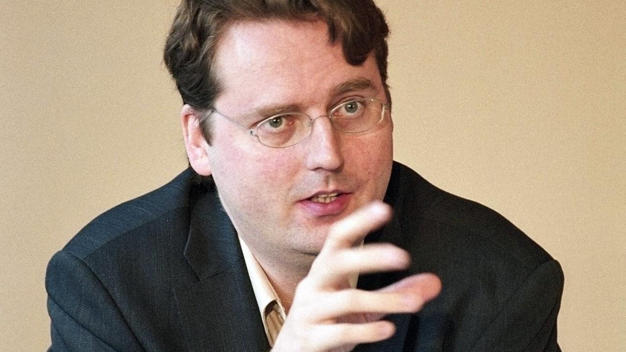 Der Dramaturg Bernd Stegemann auf einer Pressekonferenz am Deutschen Theater Berlin, aufgenommen 2005