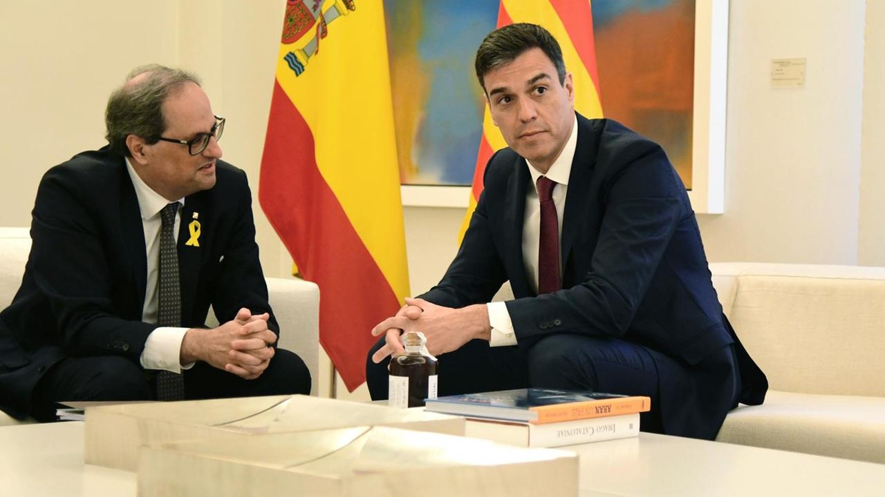 Spaniens Premierminister Sanchez empfängt erstmals den katalanischen Regionalpräsidenten Torra (links). 