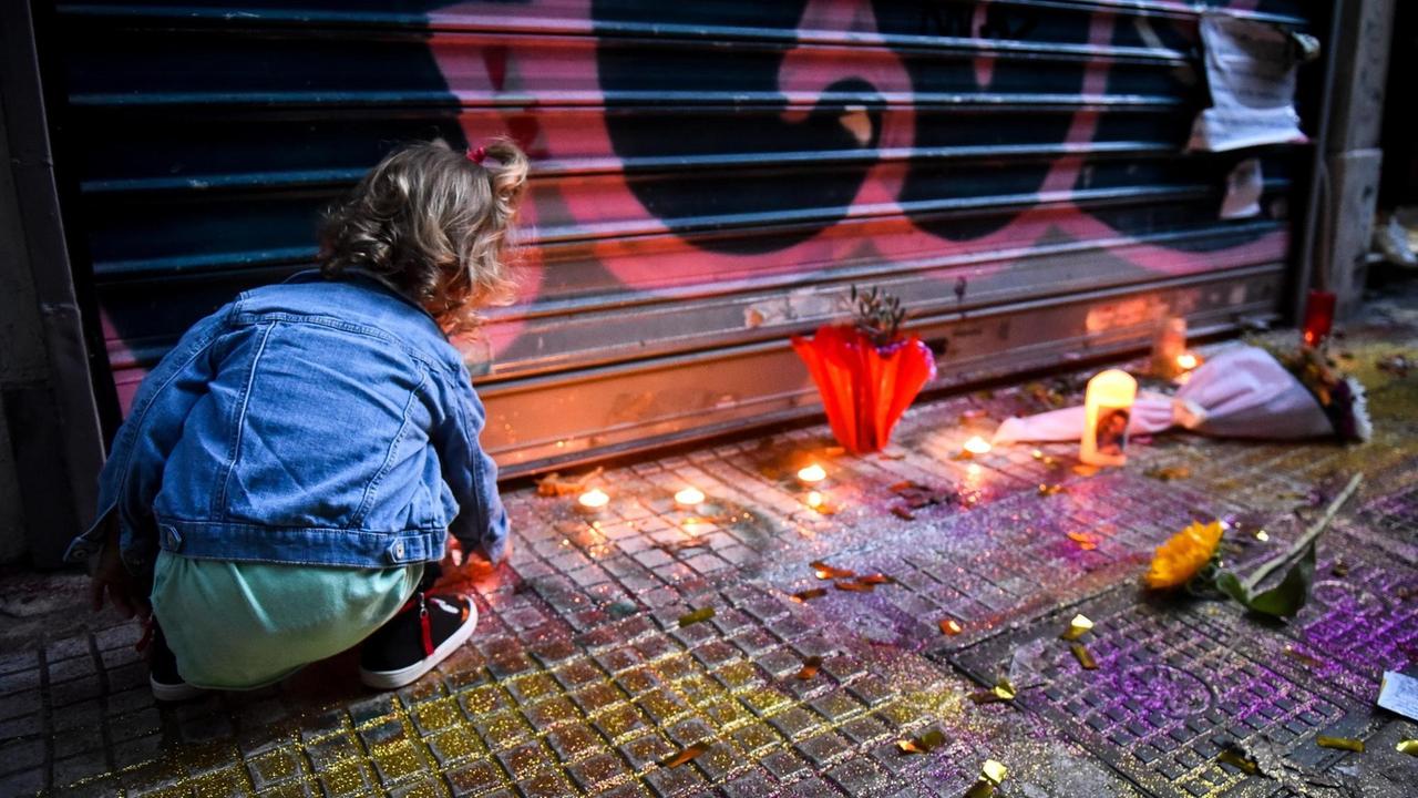 Während eines Protestmarches in Athen haben Trauernde Kerzen für den Ermordeten Künstler Zak Kostopoulos aufgestellt. 
